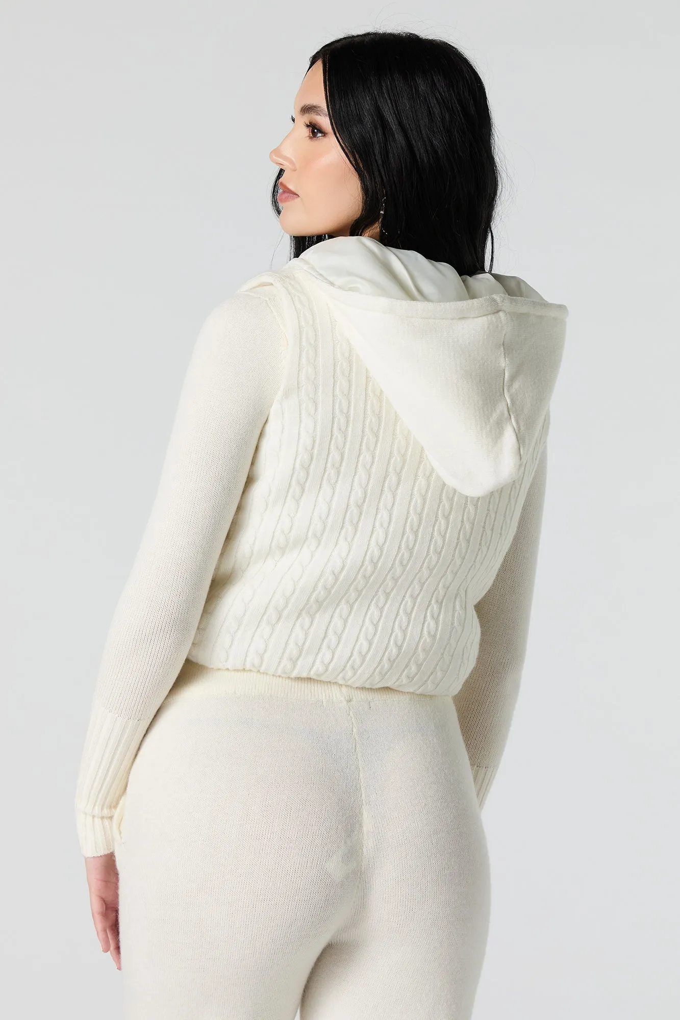 Haut à capuchon en tricot à mailles torsadées