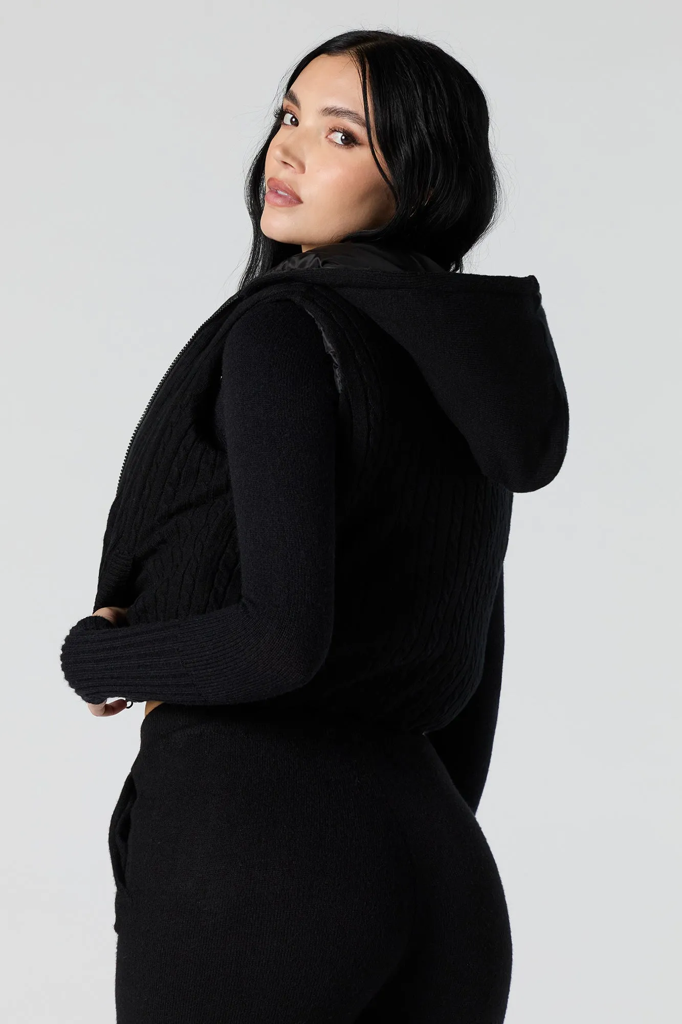 Haut à capuchon en tricot à mailles torsadées